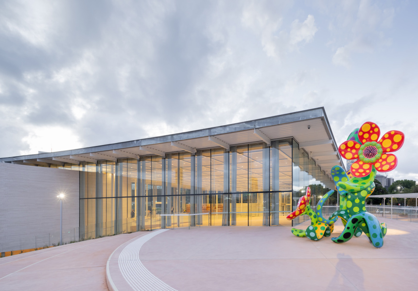 新南威尔士州新建筑美术馆欢迎广场的外部视图，以草间弥生2022年在宇宙中盛开的花朵为特色