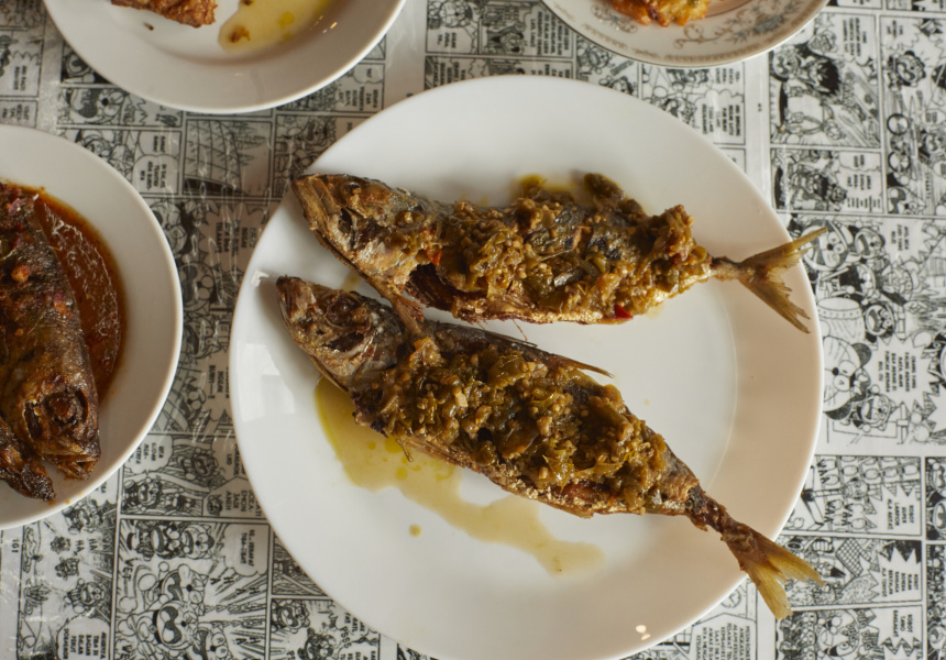 Ikan kembung lado ijo (fried fish with green chilli sauce)
