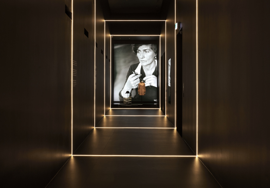 As a nod to Gabrielle Chanel's Leo spirit, the @chanelofficial 2022/23  Métiers d'art Collection features an abundance of House codes…
