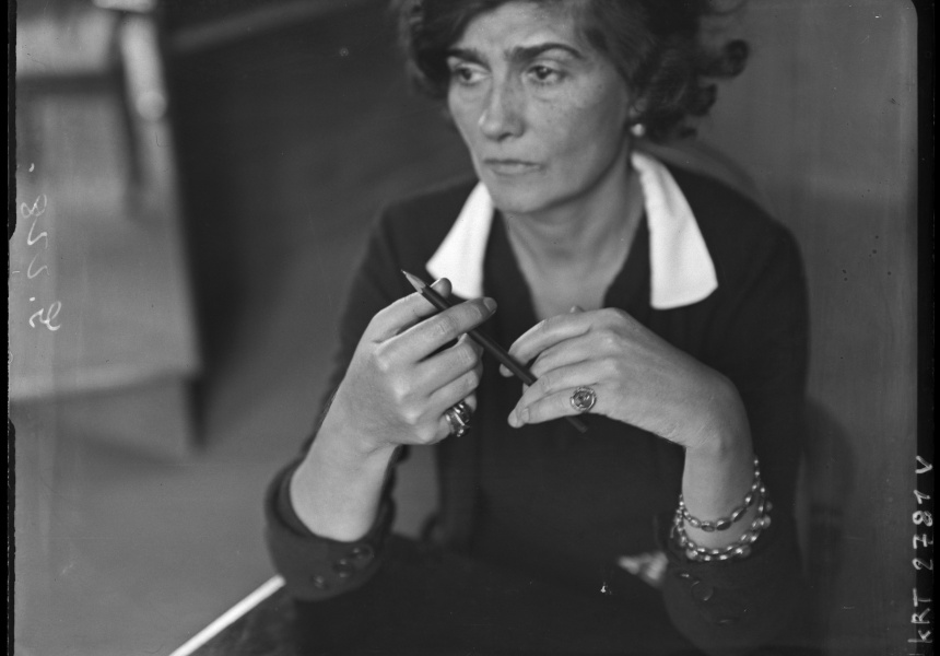 Gabrielle Chanel, c. 1930s, photograph by André Kertész. Médiathèque de l’architecture et du patrimoine. Photo © Ministère de la Culture – Médiathèque de l’architecture et du patrimoine, Dist. RMN- Grand Palais / André Kertész.
