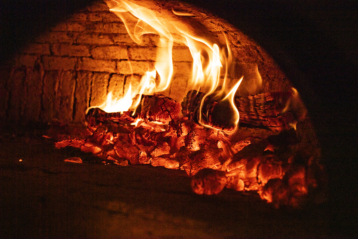Watch: Orazio D’Elia Make Woodfired Pizza in a Backyard Barbeque