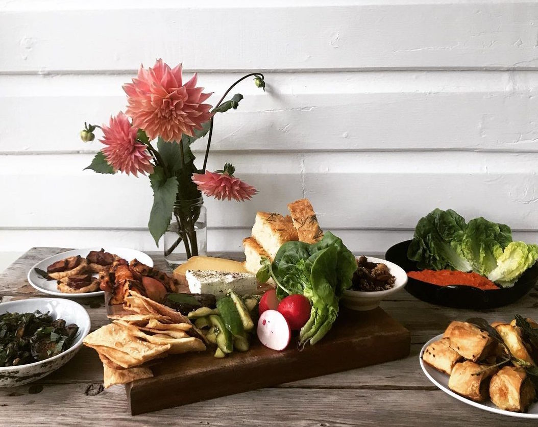 Pop Aplenty’s MediterraneanInspired Spreads on the Table or Rug for